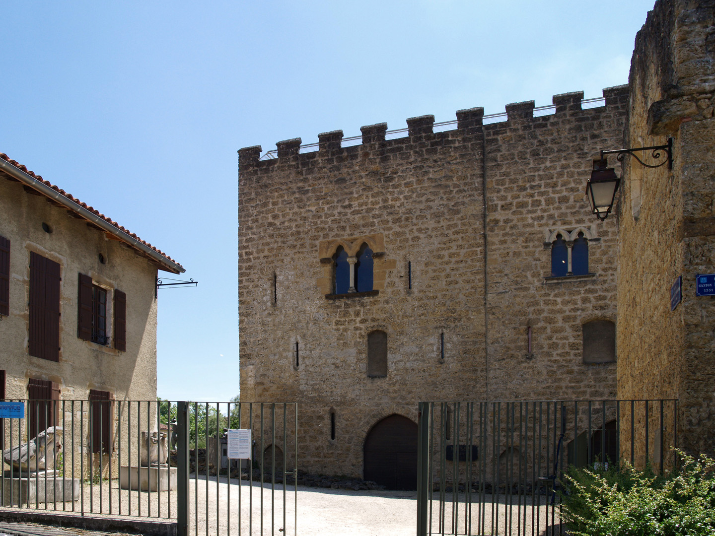 Donjon Lacataye, Place M de Navarre  --  Mont-de-Marsan  --  Lacataye Turm am M deNavarre Platz