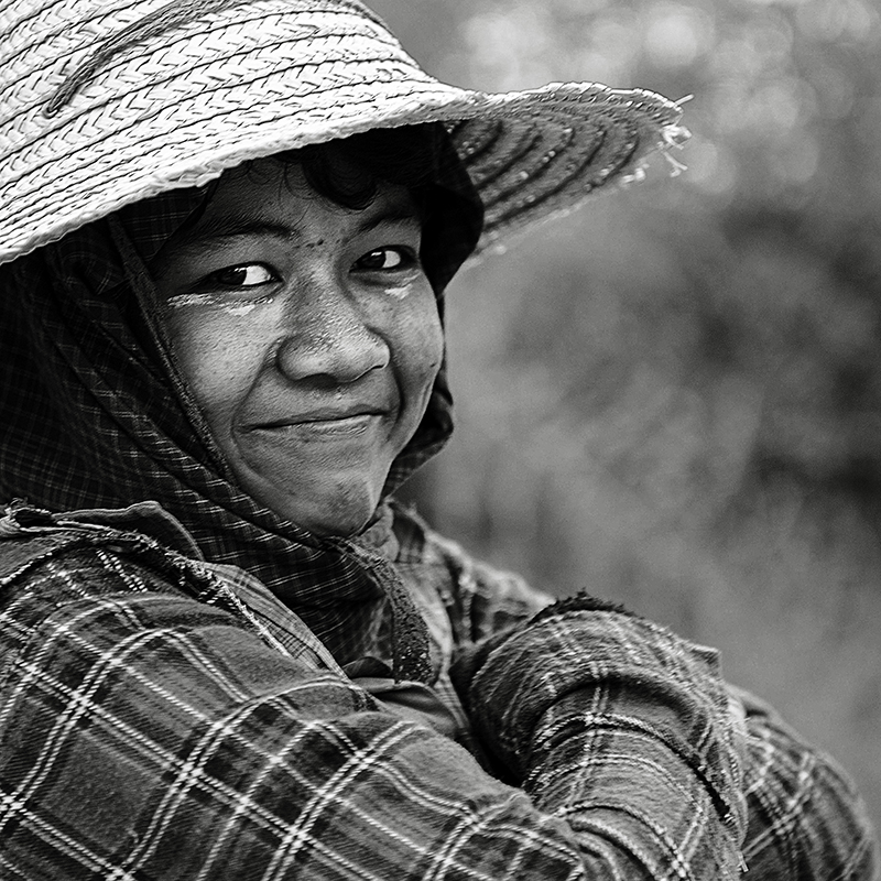 DONNA CON CAPPELLO DI PAGLIA