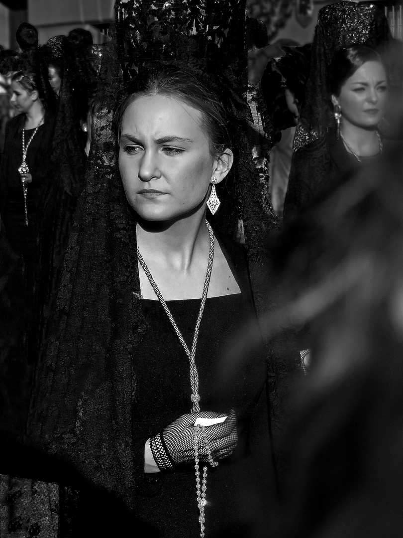 Donna con mantiglia in processione,Granada