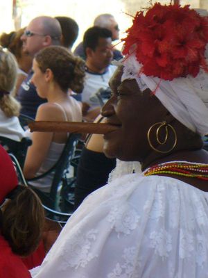 donna cubana con sigaro
