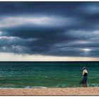 donna sola in spiaggia  