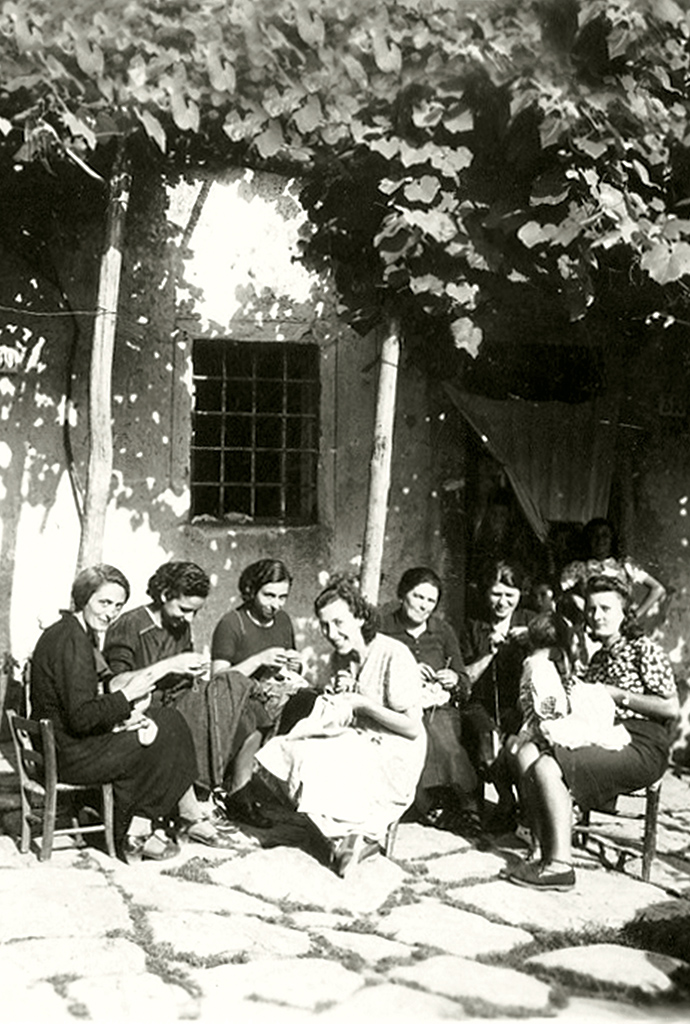 donne al lavoro sotto la pergola