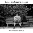 Donne che leggono al parco