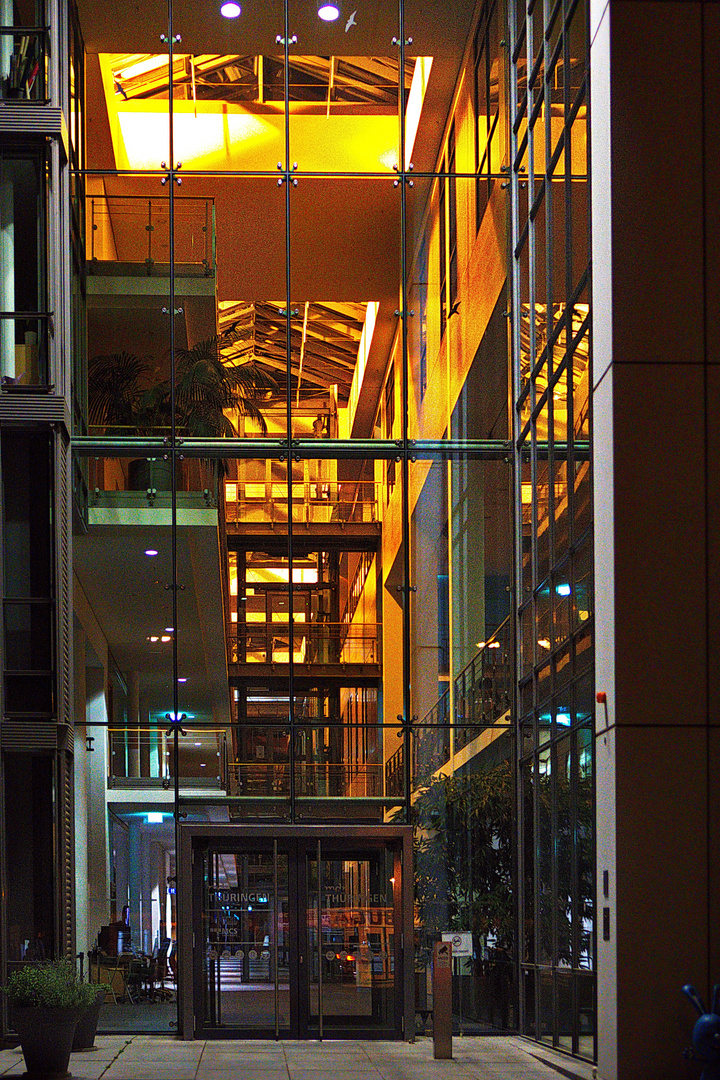 Donnerstag mit Durchblick - Blick durch's mdr-Gebäude in Erfurt