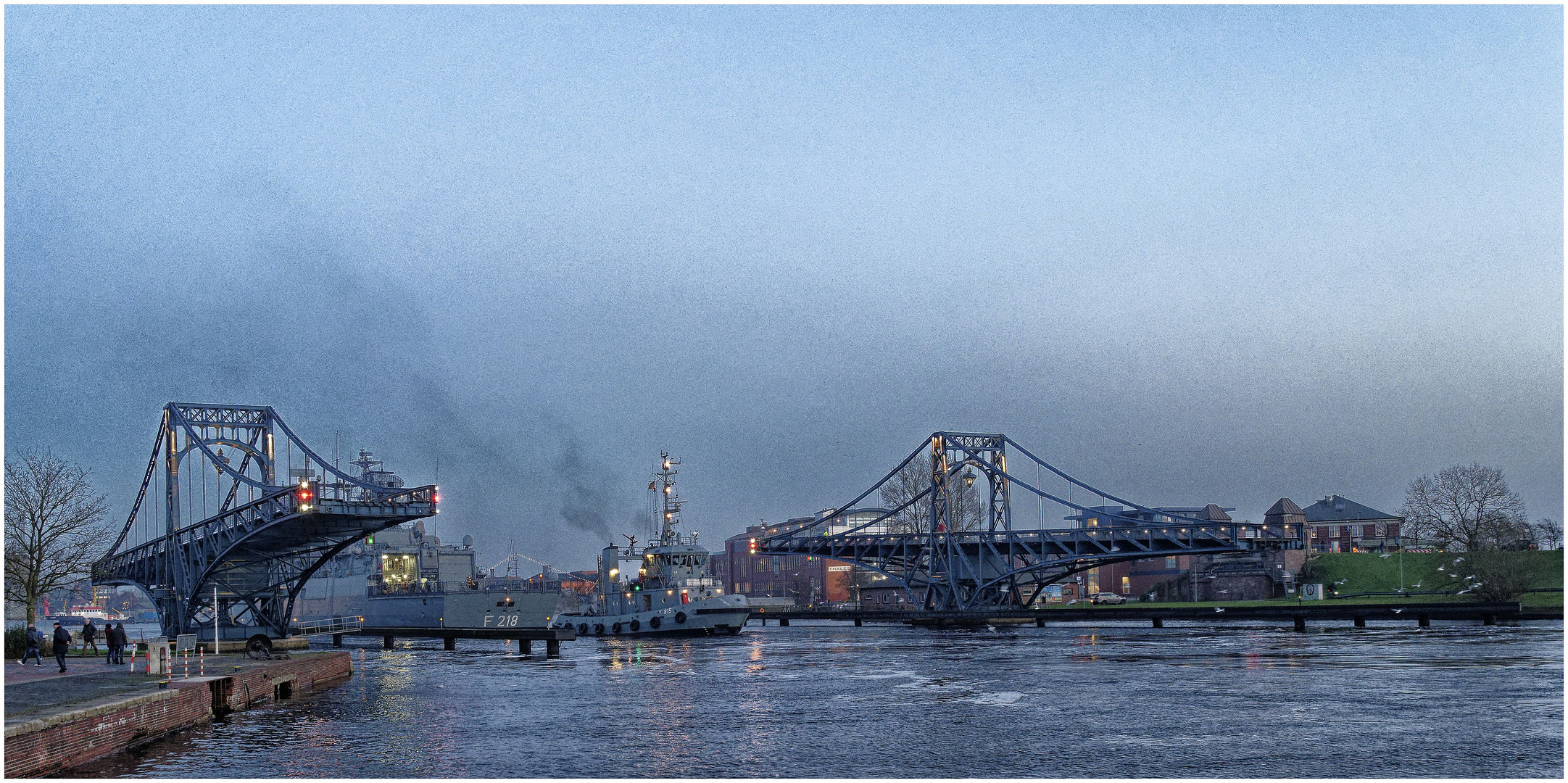 Donnerstag mit Durchblick - Kaiser-Wilhelm-Brücke geöffnet für Schiffsdurchfahrt