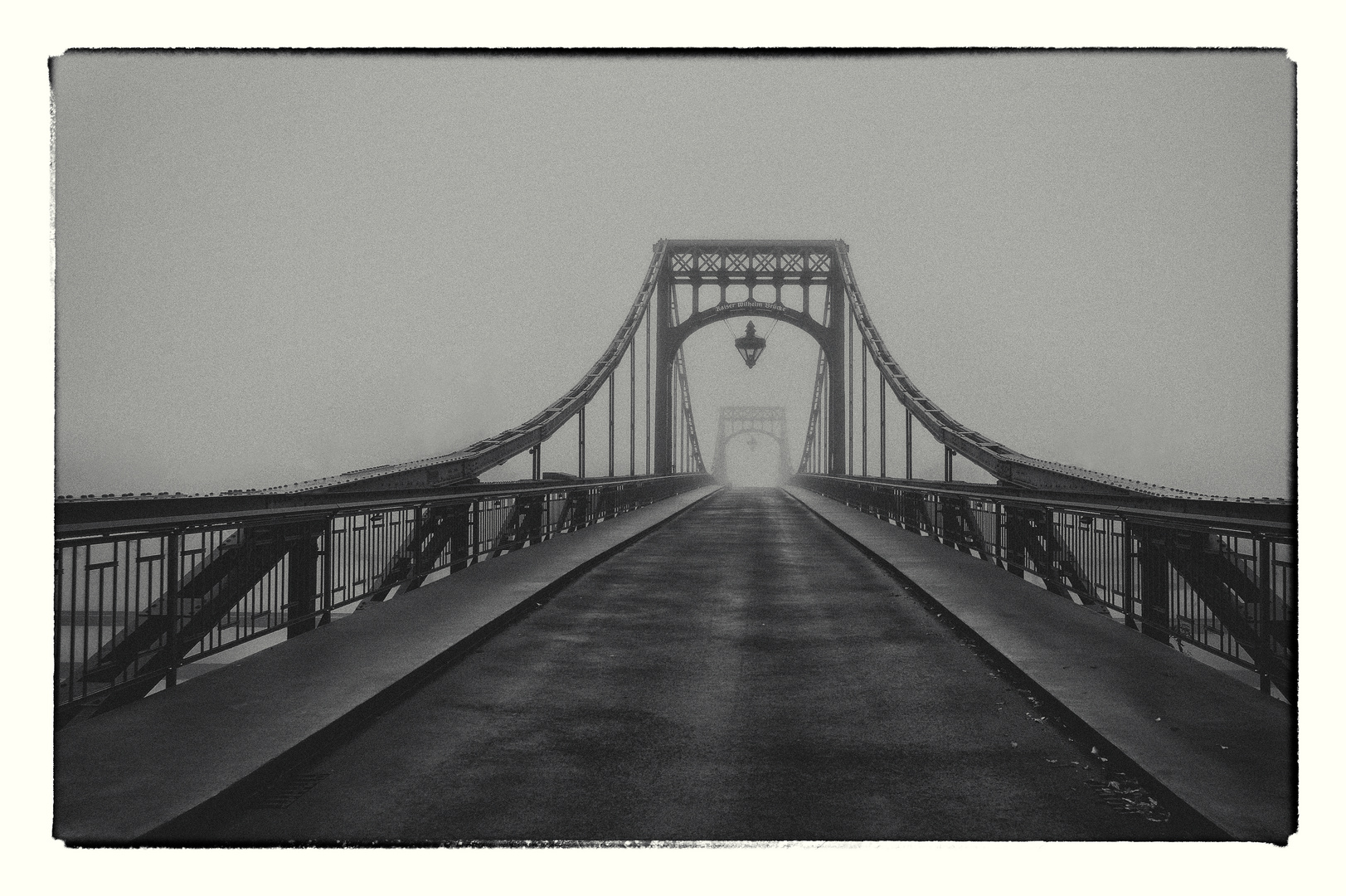 Donnerstag mit Durchblick? - Kaiser-Wilhelm-Brücke im Nebel und SW