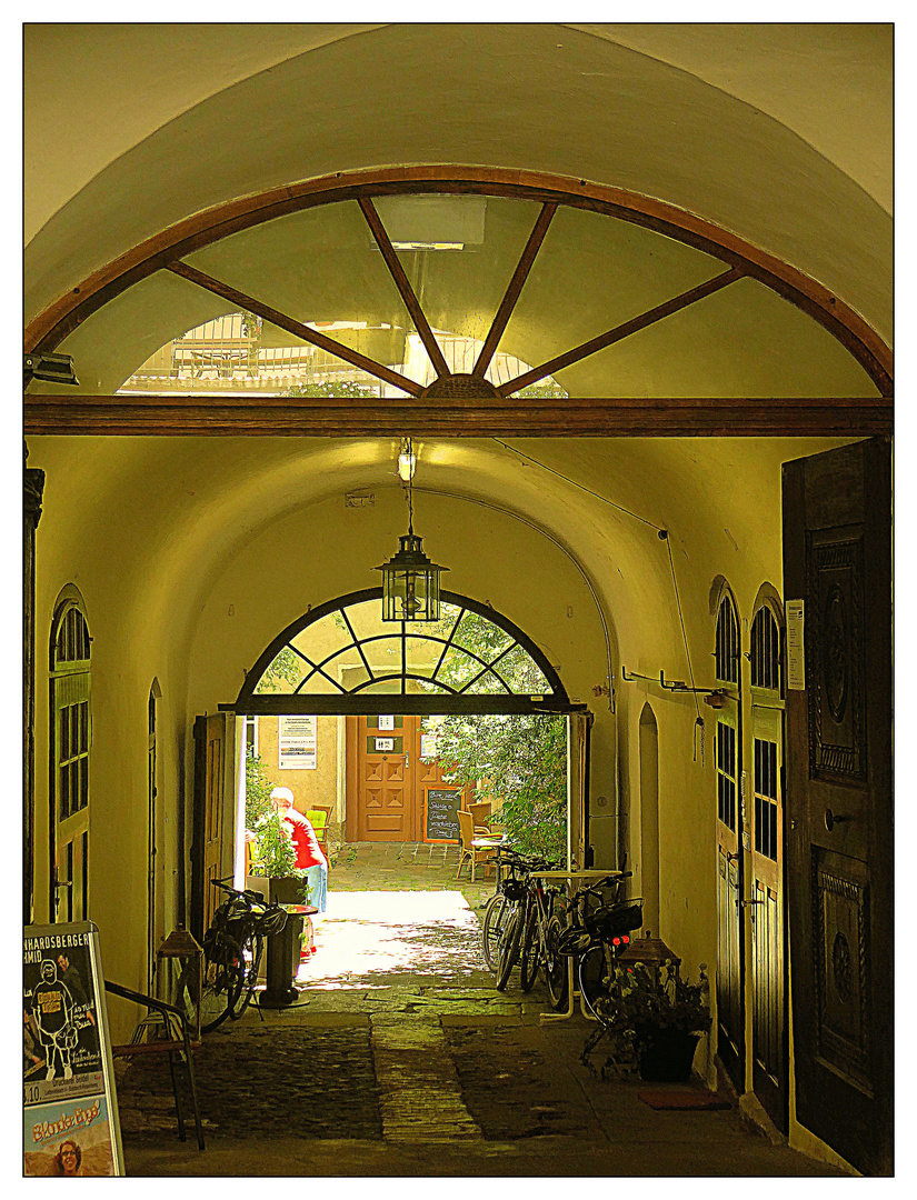 Donnerstag mit Durchblick- Passage zur Nebenstraße