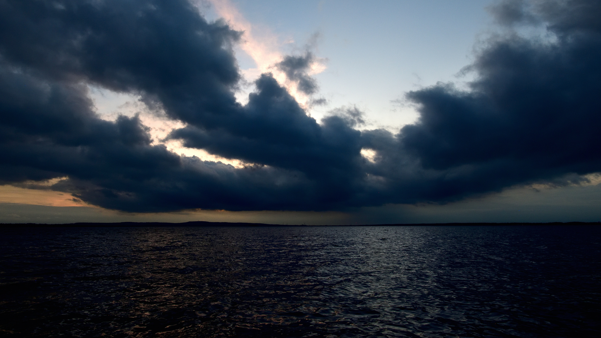 Donnerstag mit Durchblick: Regenwolken über dem Steinhuder Meer