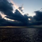 Donnerstag mit Durchblick: Regenwolken über dem Steinhuder Meer