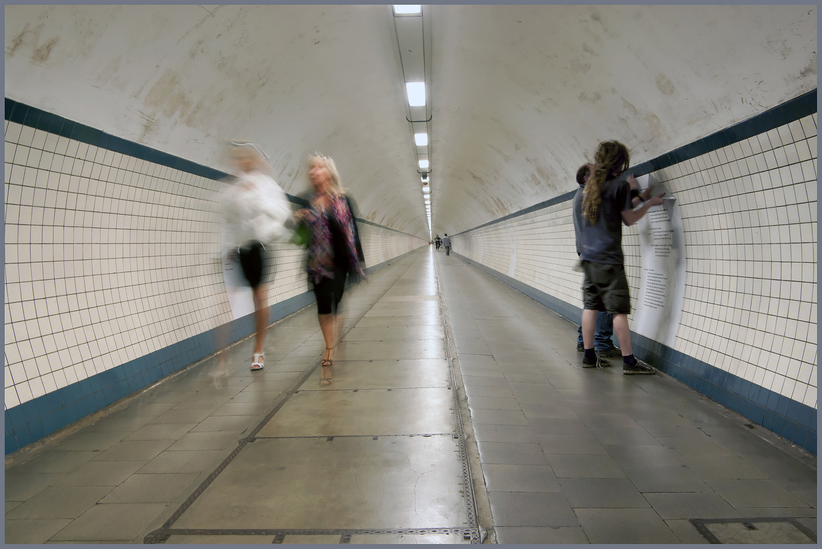 door de tunnel gaande