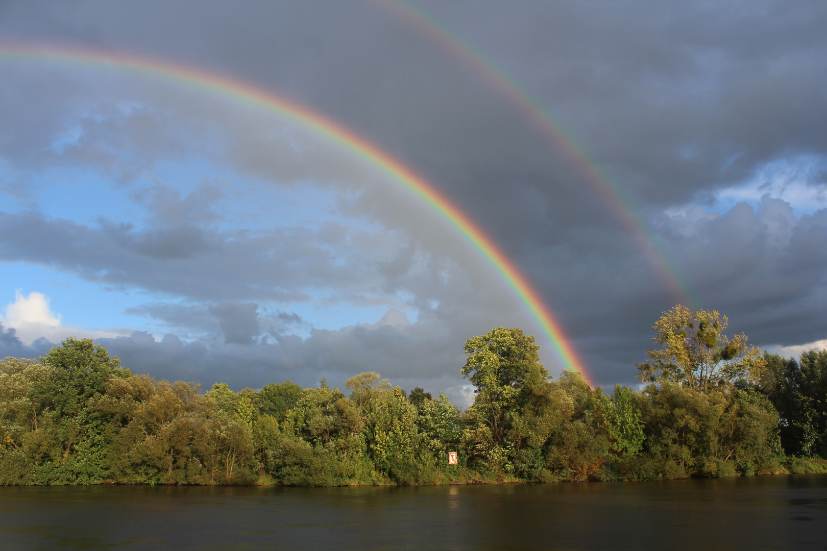 Doppel-Regenbogen über der Fulda