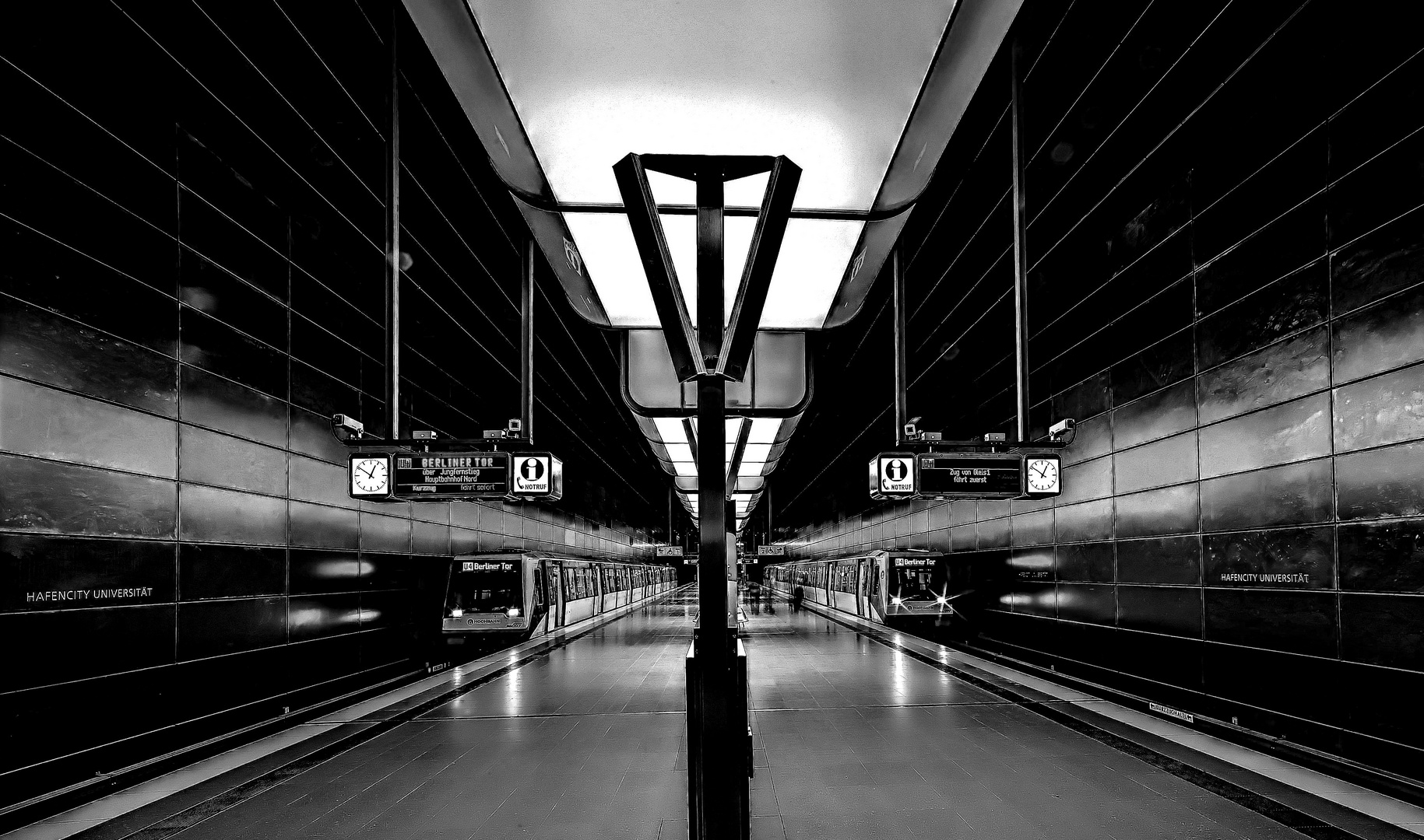 Doppelbahn - Linie U4 von/nach Berliner Tor in Hamburg 