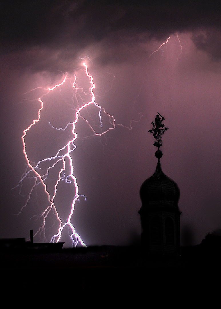 Doppelblitz über Lutherkirche