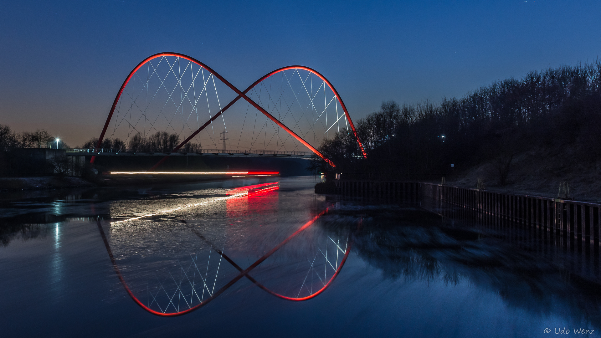 Doppelbogenbrücke im Nordsternpark mit Schiffsverkehr