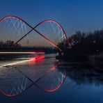 Doppelbogenbrücke im Nordsternpark mit Schiffsverkehr