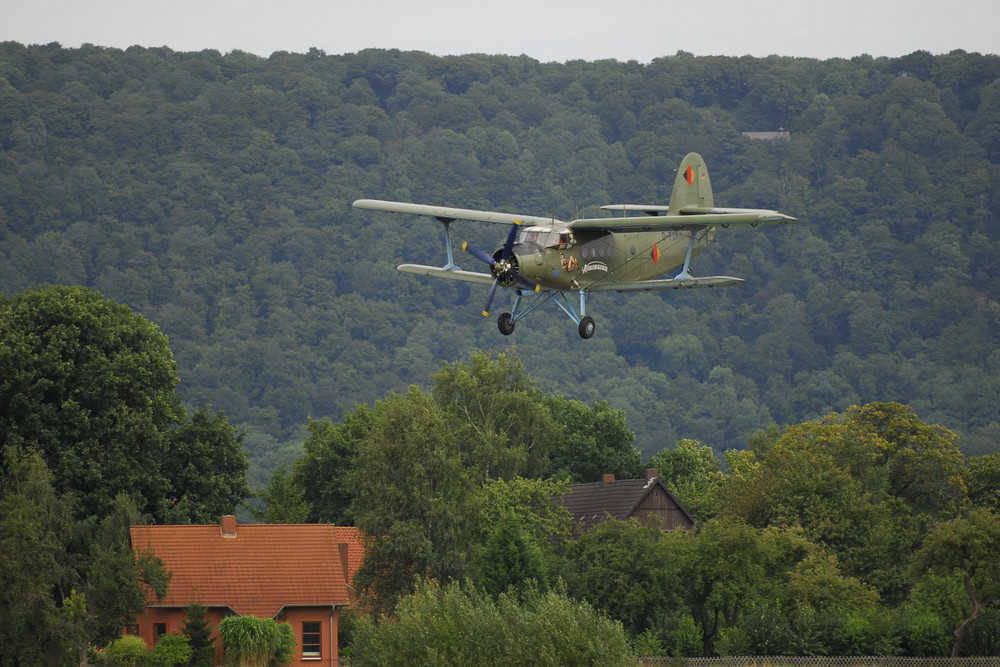 Doppeldecker AN-2 im Anflug