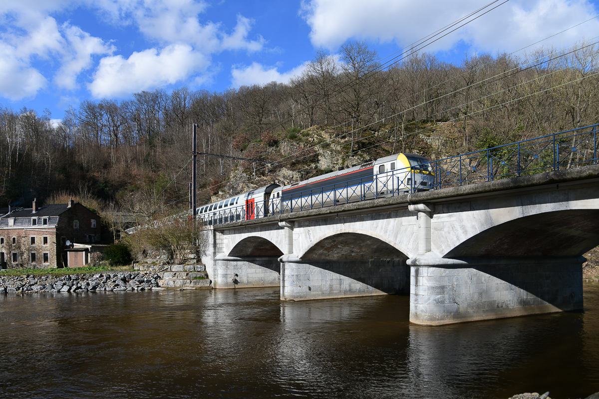 Doppeldecker auf der Eisenbahnbrücke über die Vesdre - aus dem Trooztunnel kommend (B)