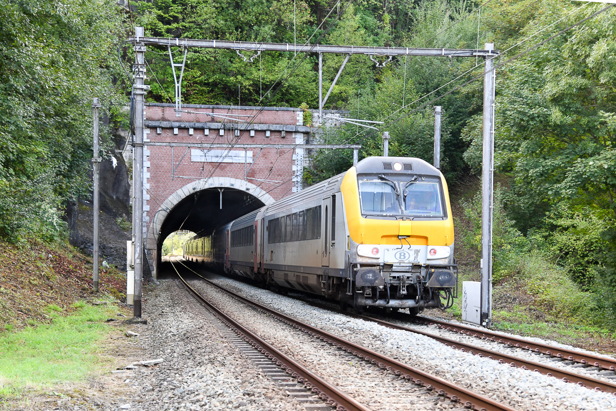 Doppeldeckerzug im Eisenbahntunnel von Goffontaine (B)