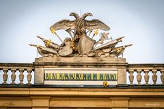 Doppelkopfadler mit Uhr
