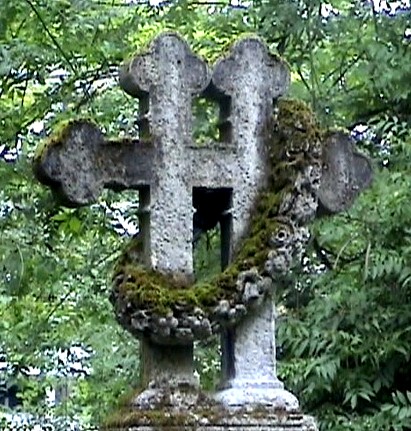 Doppelkreuz mit Steinkranz