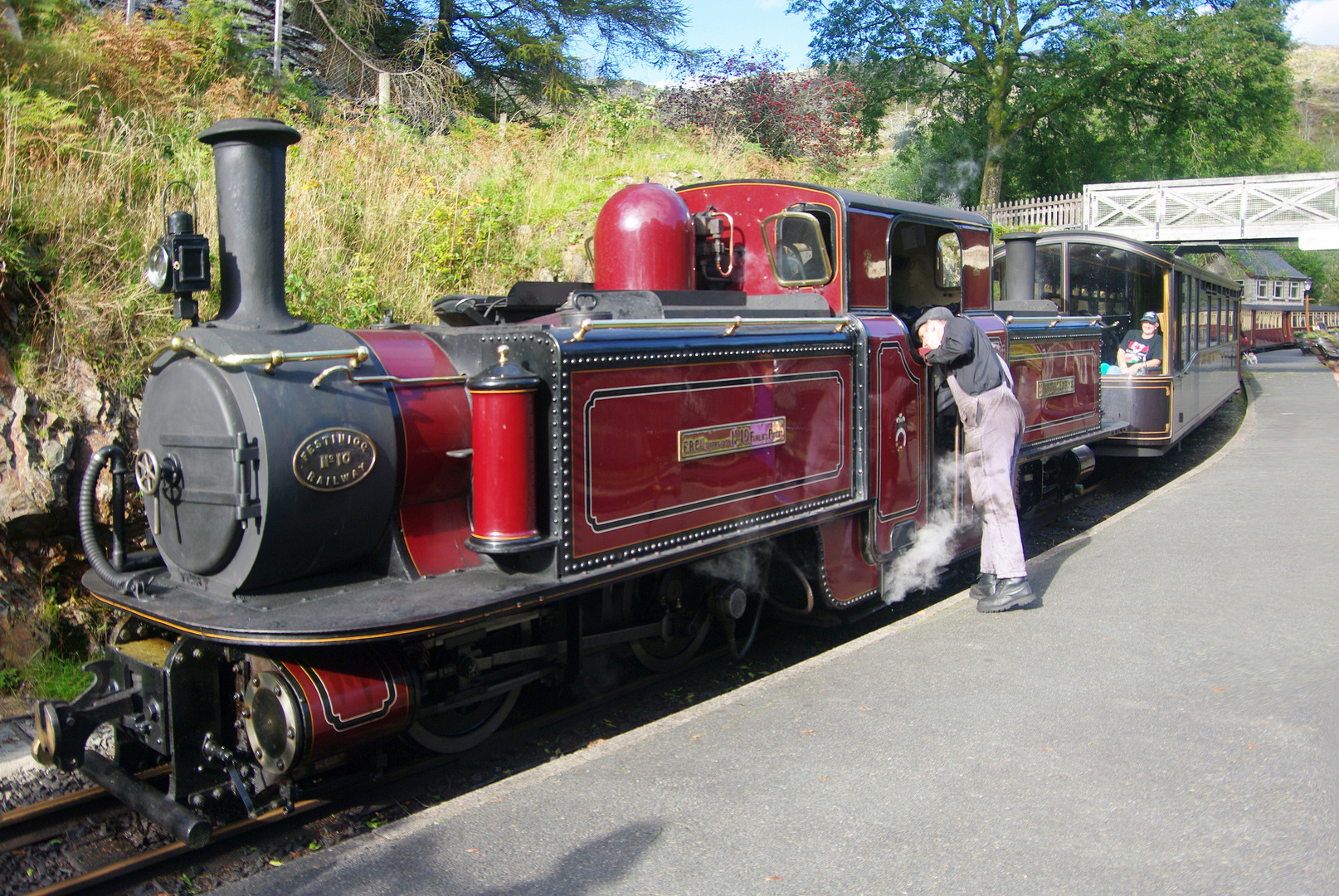 Doppellokomotive der Bauart Fairlie im Bahnhof Tan-Y-Bwlch in West-Wales der Ffestiniog Railway