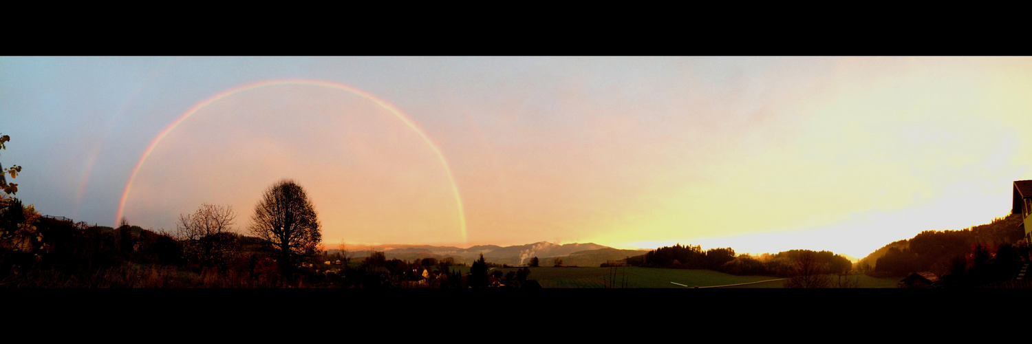 Doppelregenbogen bei Sonnenuntergang Panoramafoto