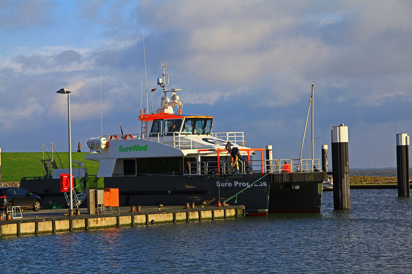 Doppelrumpfschiff am Nassaukai