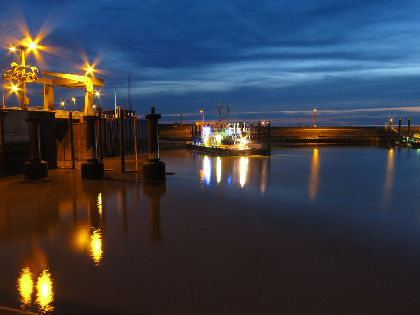 Doppelschleuse Bremerhaven bei Nacht