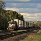 Doppelstock Container Zug der Norfolk & Southern nähert sich Cresson, PA, USA