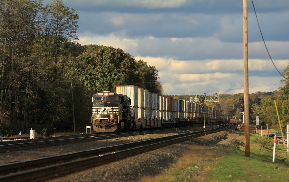 Doppelstock Container Zug der Norfolk & Southern nähert sich Cresson, PA, USA
