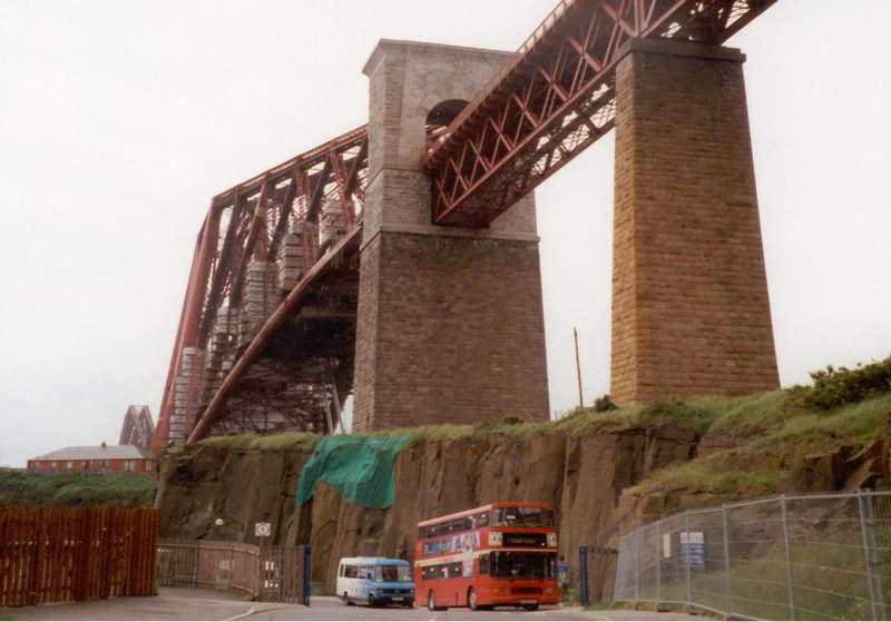 Doppelstockbus gegen Firth of Forth-Bridge