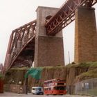 Doppelstockbus gegen Firth of Forth-Bridge