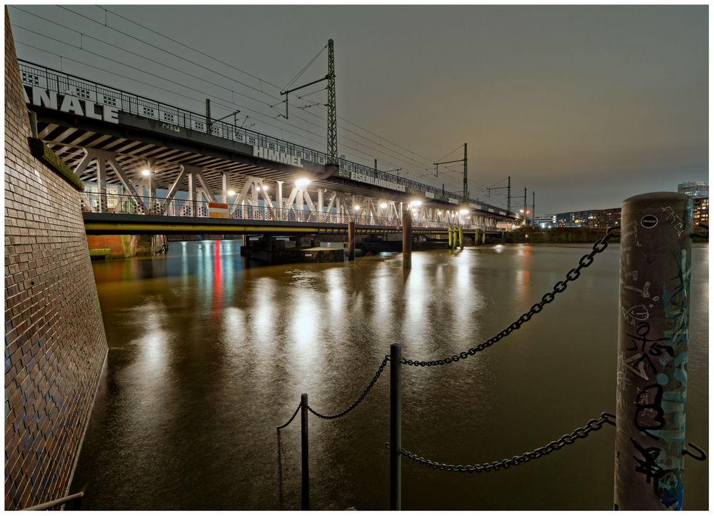 Doppelstöckig  - Oberhafenbrücke HH -