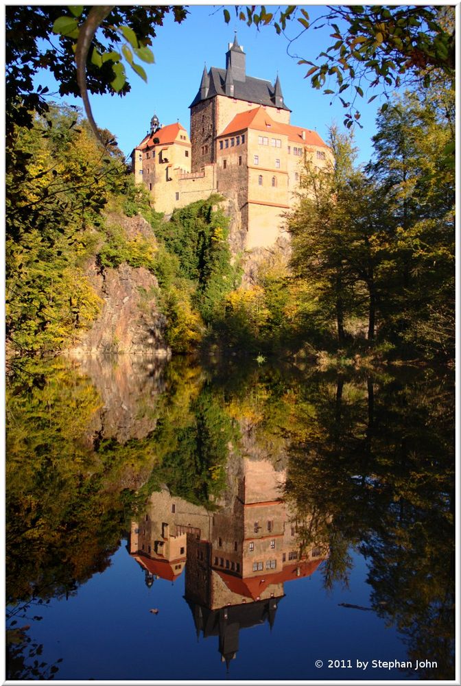 "Doppelte" Burg Kriebstein im Herbst