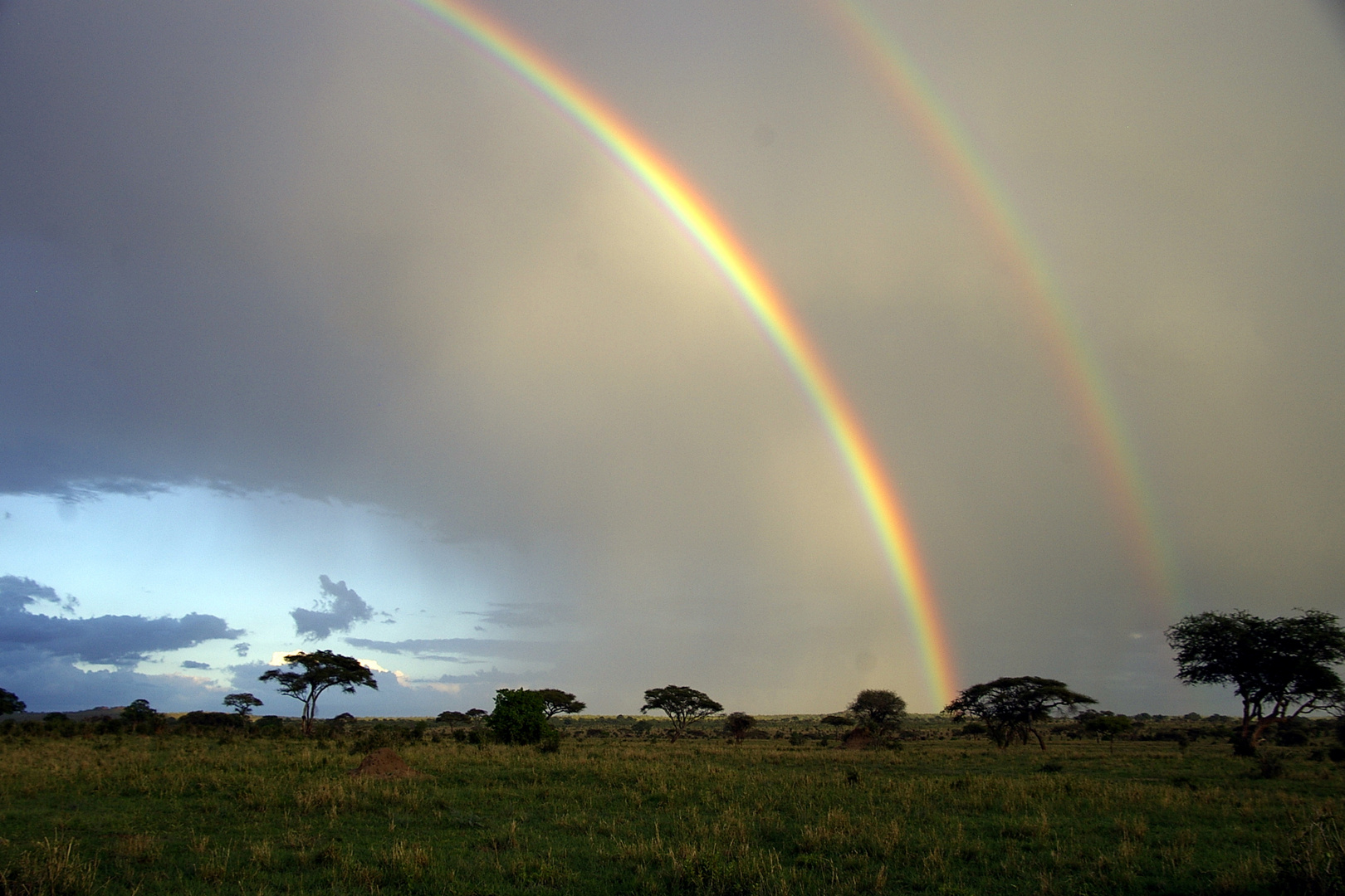 Doppelter Regenbogen in Tanzania