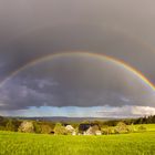 Doppelter Regenbogen mit Interferenzbogen