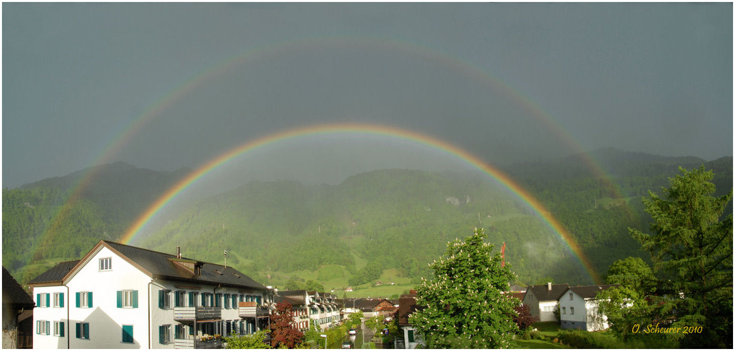 doppelter Regenbogen nach Gewitter vor Fronalpstock