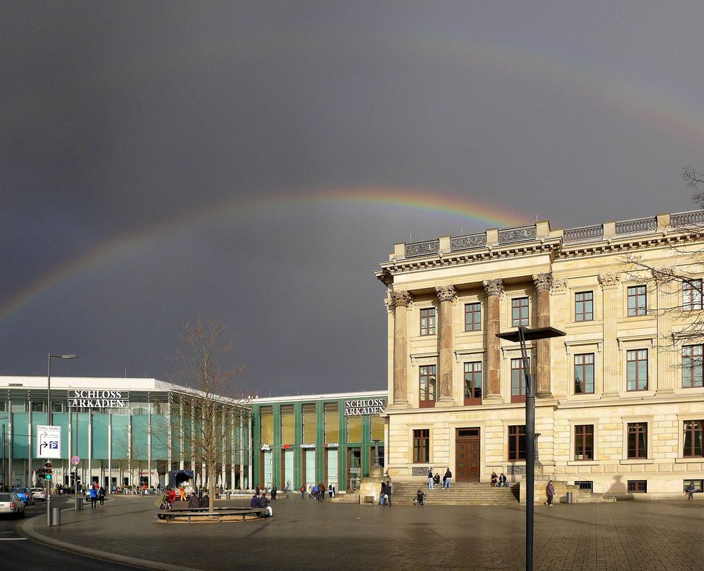 Doppelter Regenbogen über dem Braunschweiger Schlossarkaden
