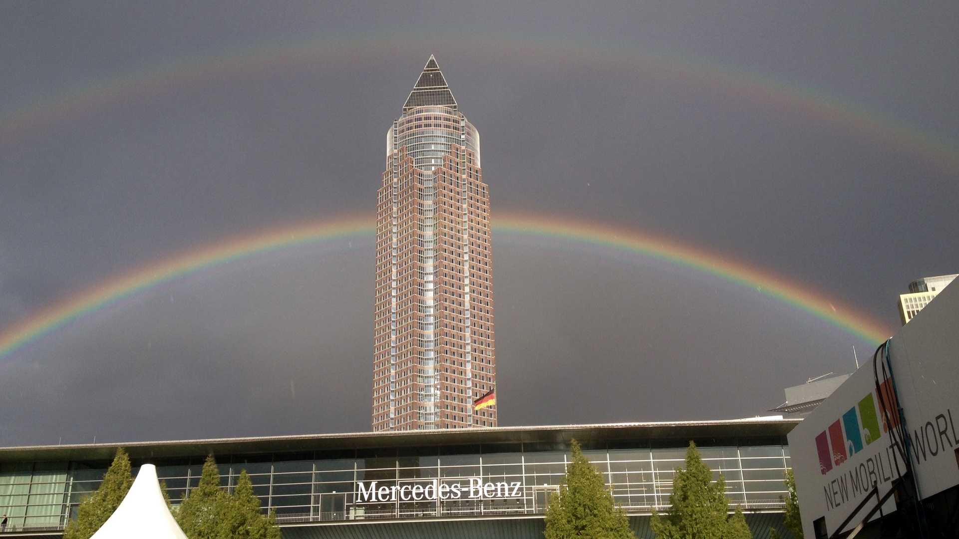 Doppelter Regenbogen über dem Frankfurter Messeturm