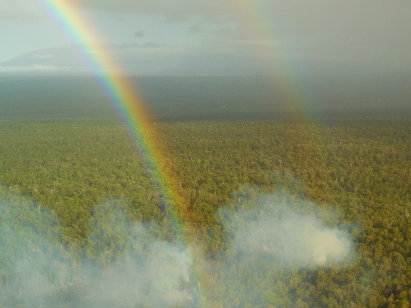 Doppelter Regenbogen über dem Hawai,i Volcanoes National Park.