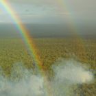 Doppelter Regenbogen über dem Hawai,i Volcanoes National Park.