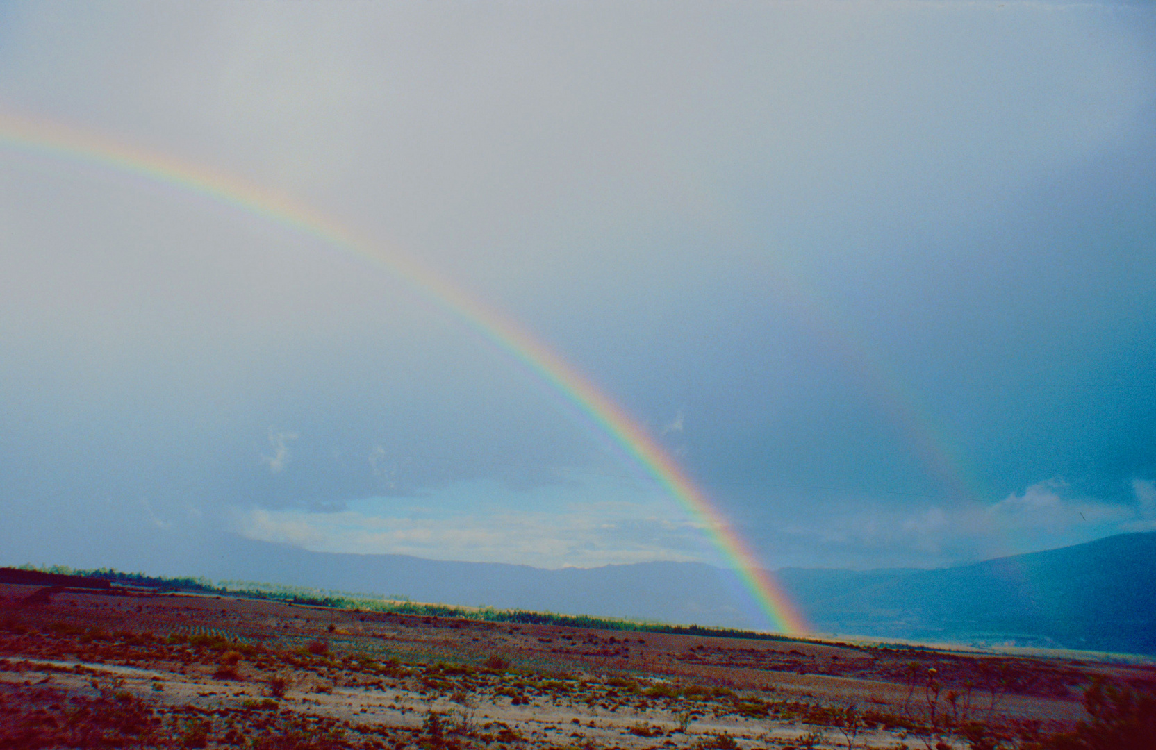 Doppelter Regenbogen über der Straße Guayllabamba-Tabacundo (Ecuador)