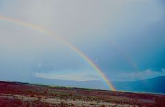 Doppelter Regenbogen über der Straße Guayllabamba-Tabacundo (Ecuador)