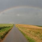 doppelter Regenbogen über Feldweg