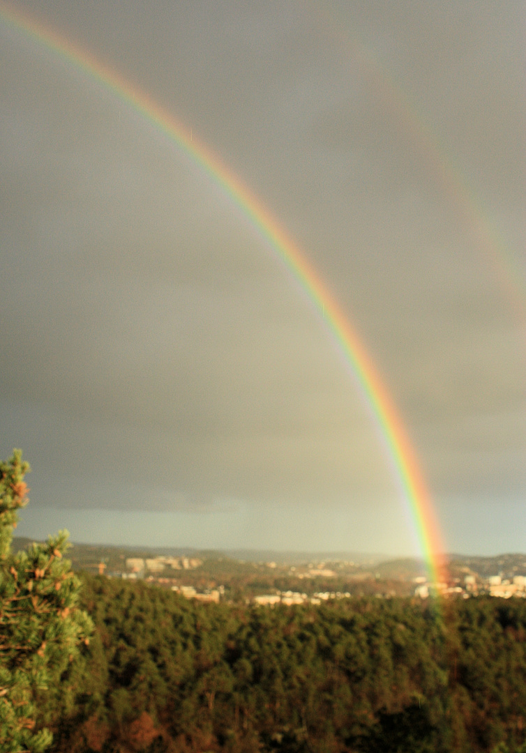 Doppelter Regenbogen über Krisiansand/Norwegen