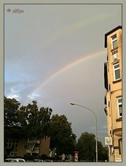 Doppelter Regenbogen über Litfaßsäule