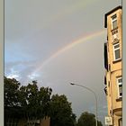 Doppelter Regenbogen über Litfaßsäule