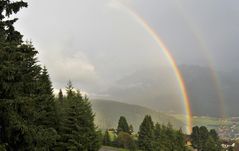 Doppelter Regenbogen über Toblach