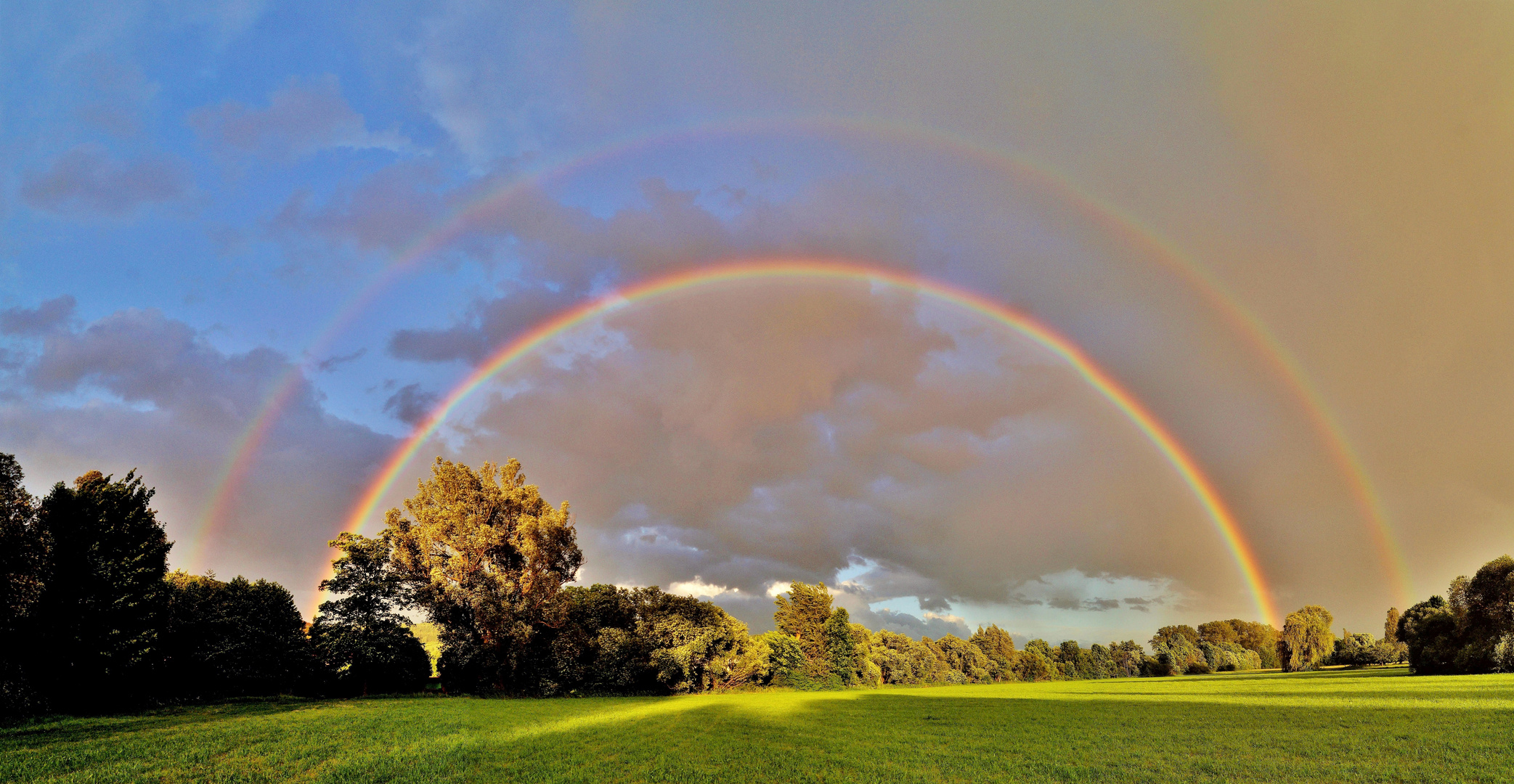 Doppelter Regenbogen überspannt das Taubertal.