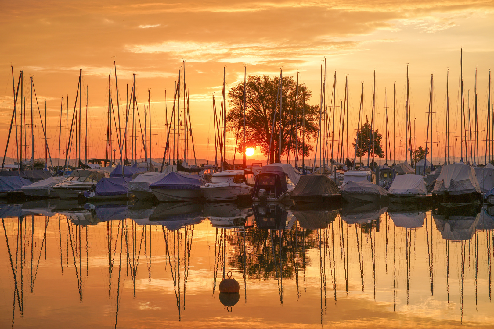 Doppelter Sonnenaufgang im Hafen